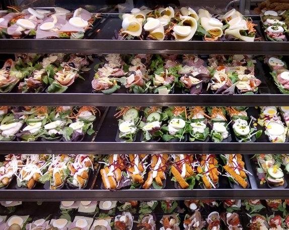 Un espace lounge avec sandwicherie à MontLégia