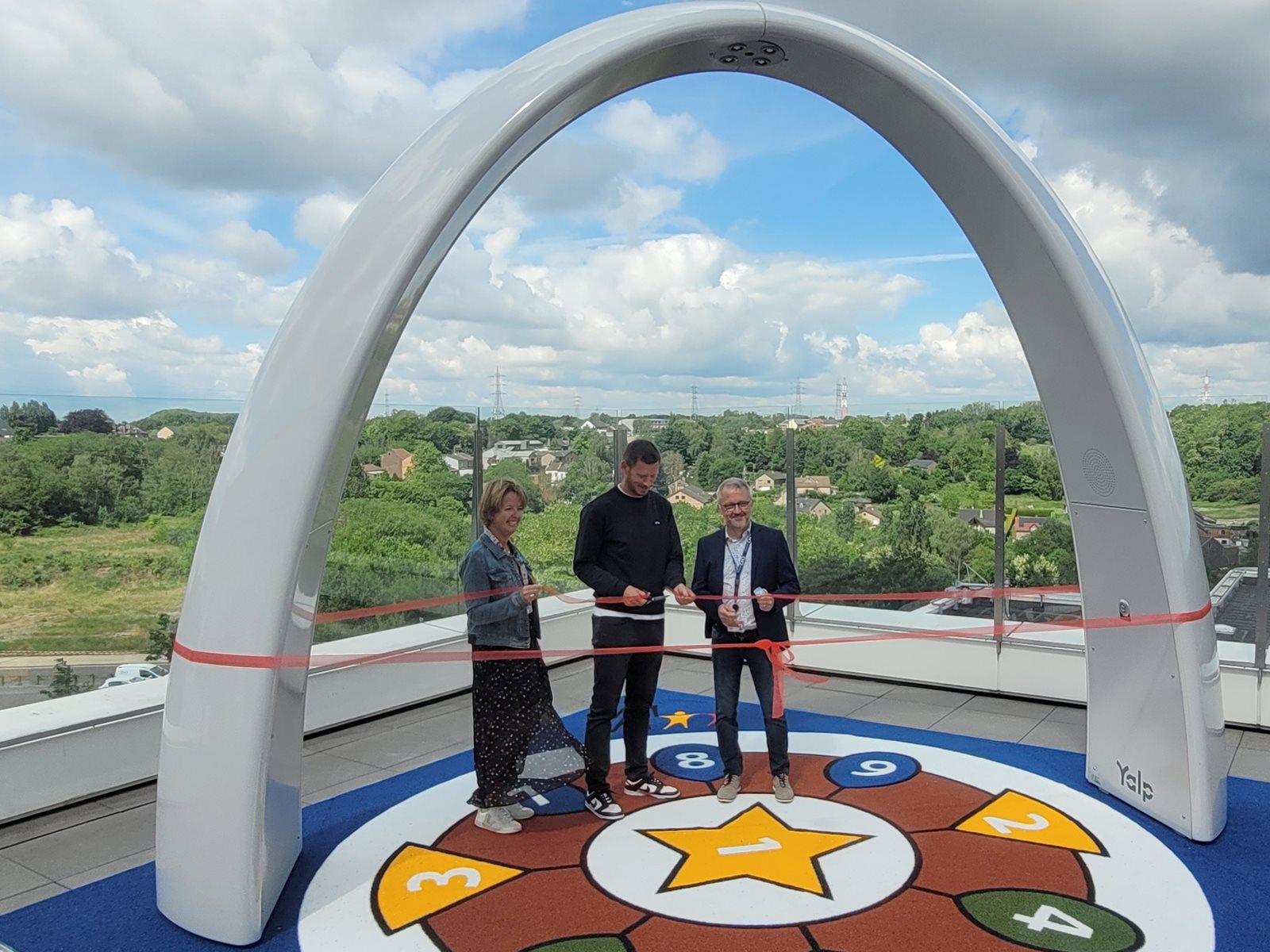 Clinique CHC MontLégia. Une aire de jeux inaugurée par le Diable Rouge Jan Vertonghen